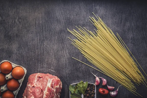 Çiğ et sığır eti dilim spagetti, sarımsak, baharatlar, karabiber, tuz ve makarna yemek pişirmek için dereotu ile ahşap kesme tahtası. Üstten Görünüm.