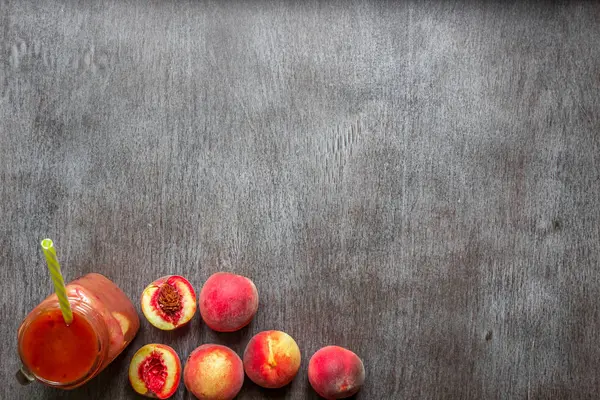 Cam üzerinde ahşap masa taze şeftali