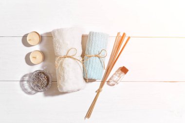 Banyo veya spa beyaz arka plan üstten görünüm mock-up ayarla. Güneş parlaması