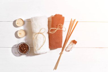 Banyo veya spa beyaz arka plan üstten görünüm mock-up ayarla. Güneş parlaması