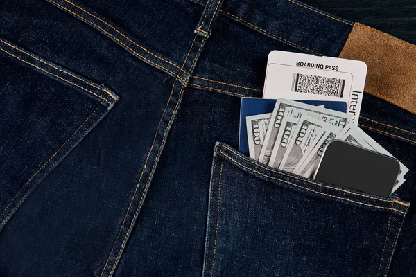 Dolar, akıllı, cep kotun içinde pasaport ve uçak bileti. — Stok fotoğraf