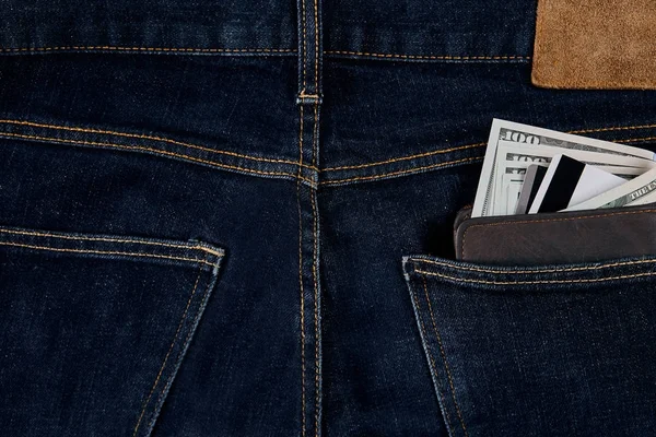 Kopya alanı ahşap zemin üzerine mavi Jean cebinde para, banka kartı ve kredi kartı vardır. — Stok fotoğraf