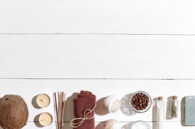 Banyo veya spa beyaz arka plan üstten görünüm mock-up ayarla