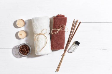 Banyo veya spa beyaz arka plan üstten görünüm mock-up ayarla