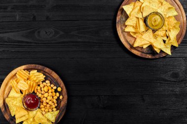 Aperatifler soslu havai görünümü siyah ahşap tablo.