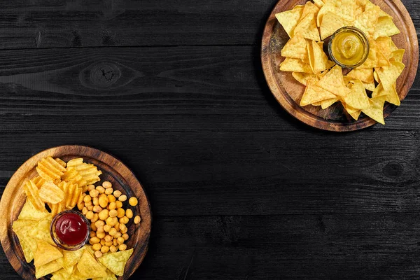 Aperatifler soslu havai görünümü siyah ahşap tablo.