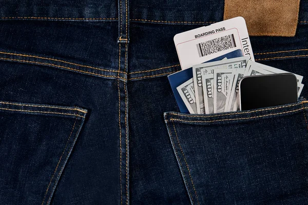 Dolar, akıllı, cep kotun içinde pasaport ve uçak bileti.