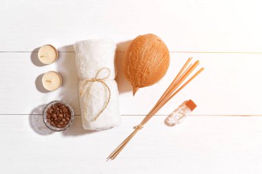 Banyo veya spa beyaz arka plan üstten görünüm mock-up ayarla. Güneş parlaması