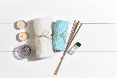 Banyo veya spa beyaz arka plan üstten görünüm mock-up ayarla