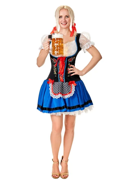 Celovečerní portrét blondýnka s tradiční kostým drží pivní sklenice izolovaných na bílém pozadí. — Stock fotografie