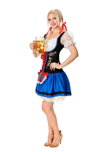 Ganzkörperporträt einer blonden Frau in traditioneller Tracht mit Biergläsern auf weißem Hintergrund. — Stockfoto