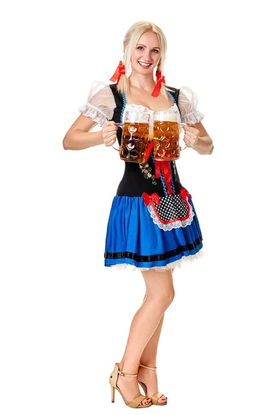 Volledige lengte portret van een blonde vrouw met traditionele kostuum houden bierglazen geïsoleerd op witte achtergrond. — Stockfoto