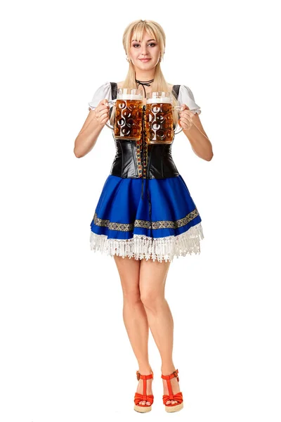 Ganzkörperporträt einer blonden Frau in traditioneller Tracht mit Biergläsern auf weißem Hintergrund. — Stockfoto