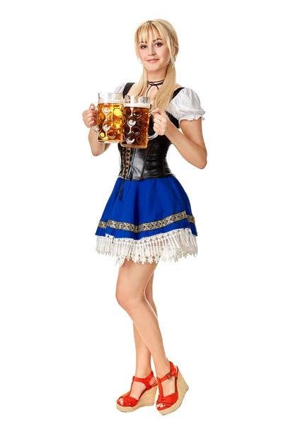 전통 의상 흰색 배경에 고립 된 맥주 안경 들고와 금발 머리 여자의 전장 초상화. — 스톡 사진