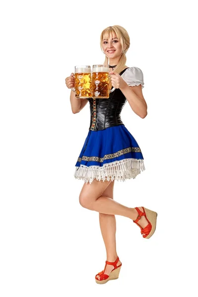 Ganzkörperporträt einer blonden Frau in traditioneller Tracht mit Biergläsern auf weißem Hintergrund. — Stockfoto