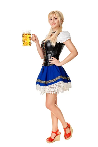 Volledige lengte portret van een blonde vrouw met traditionele kostuum houden bierglazen geïsoleerd op witte achtergrond. — Stockfoto