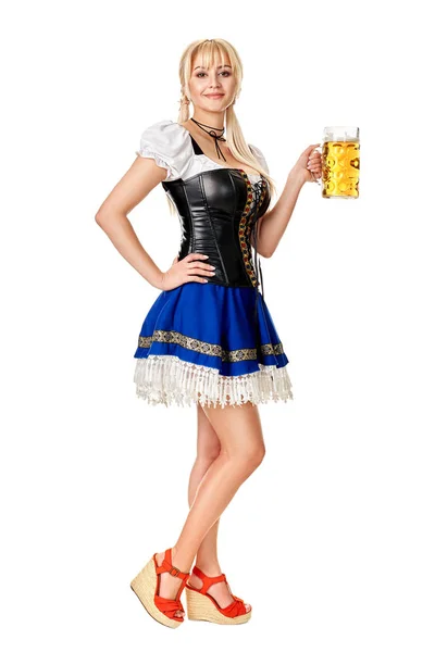 Ganzkörperporträt einer blonden Frau in traditioneller Tracht mit Biergläsern auf weißem Hintergrund. — Stockfoto