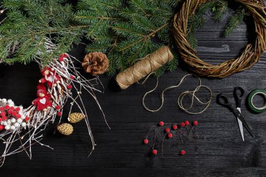 Noel dekor kendi elleriyle üreticisi. Tatil için Noel çelenk. Yeni yıl kutlama. Üstten Görünüm