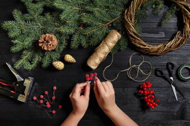 Noel dekor kendi elleriyle üreticisi. Tatil için Noel çelenk. Yeni yıl kutlama. Üstten Görünüm