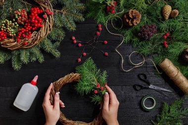 Noel dekor kendi elleriyle üreticisi. Tatil için Noel çelenk. Yeni yıl kutlama. Üstten Görünüm