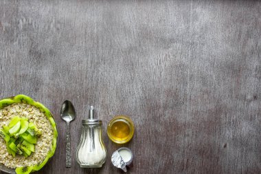 Sağlıklı kahvaltı malzemeler. Kase yulaf granola, taze meyve ve bal. Üstten görünüm, kopya alanı.