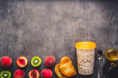 Koyu ahşap masa üzerinde yulaf ezmesi için malzemeler. Sağlıklı gıda kavramı. Görünümü en çok, uzay kopyalayın. Tonda