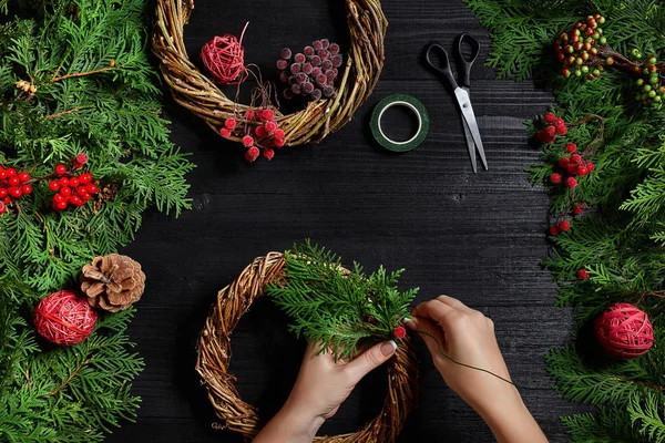 Fabricante de decoração de Natal com suas próprias mãos. Grinalda de Natal para o feriado. A celebração do ano novo. Vista superior — Fotografia de Stock