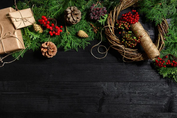 Fabricante de decoração de Natal com suas próprias mãos. Grinalda de Natal para o feriado. A celebração do ano novo. Vista superior — Fotografia de Stock