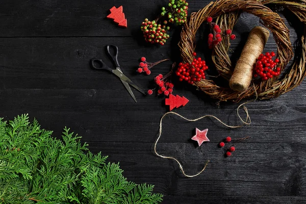 Fabricante de decoração de Natal com suas próprias mãos. Grinalda de Natal para o feriado. A celebração do ano novo. Vista superior — Fotografia de Stock