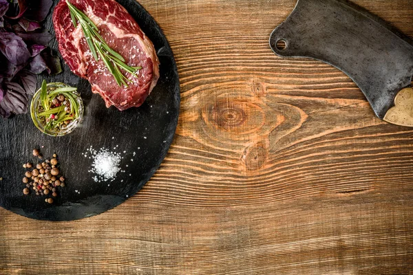 Dry aged raw beef steak mit Zutaten zum Grillen — Stockfoto