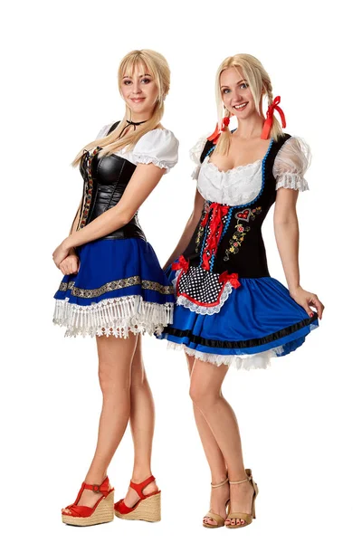 Un ritratto a figura intera di due belle donne in costume tradizionale isolate sul bianco. Oktoberfest — Foto Stock