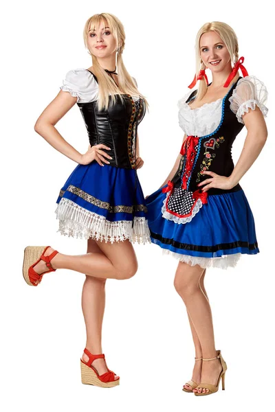 Ein Ganzkörperporträt von zwei schönen Frauen in traditioneller Tracht, isoliert auf Weiß. Oktoberfest — Stockfoto