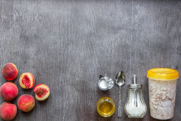 Ingredientes para avena sobre mesa de madera oscura. Concepto de comida saludable. Vista superior, espacio de copia . — Foto de Stock