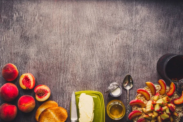 Koyu ahşap masa üzerinde yulaf ezmesi için malzemeler. Sağlıklı gıda kavramı. Görünümü en çok, uzay kopyalayın. Tonda