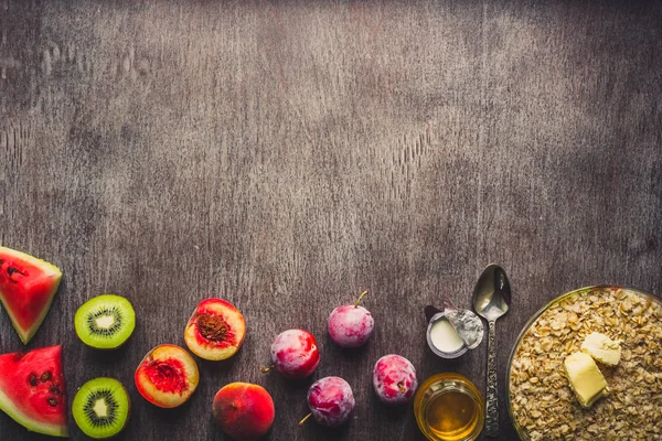 Ingredientes para avena sobre mesa de madera oscura. Concepto de comida saludable. Vista superior, espacio de copia. Tonificado — Foto de Stock