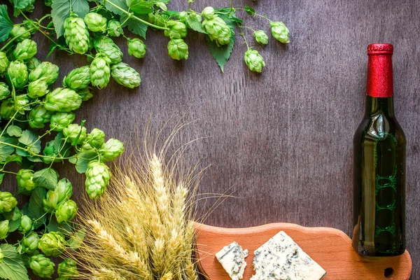 Fondo de cerveza. Cerveza fresca y queso salado en una mesa de madera. Vista superior — Foto de Stock