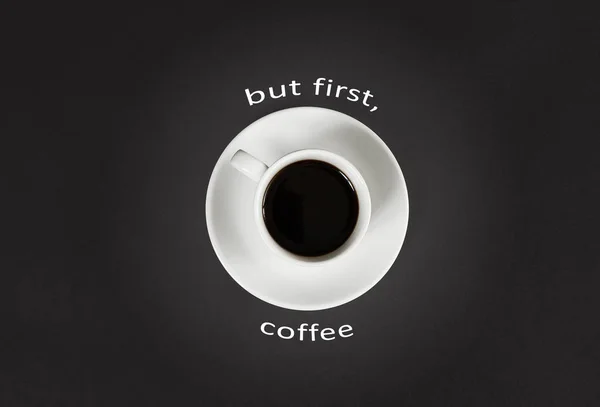 Café em xícara branca com letras Mas primeiro café em fundo de ardósia preta — Fotografia de Stock
