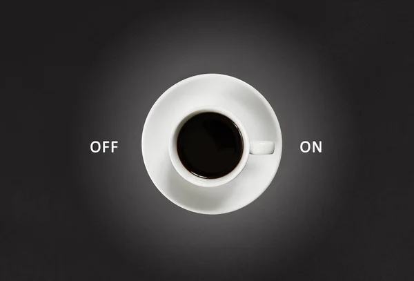 白色与黑色板岩背景上刻字断断续续地下了杯中的咖啡 — 图库照片
