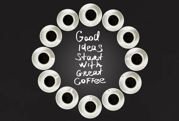 Tazas con café, apiladas en círculo. Reloj consisten en veinte tazas. Fondo negro. Concepto tiempo para el café — Foto de Stock