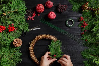 Noel dekor kendi elleriyle üreticisi. Tatil için Noel çelenk. Yeni yıl kutlama. Üstten Görünüm