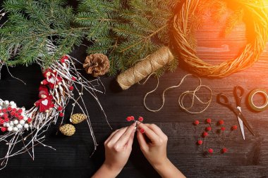 Noel dekor kendi elleriyle üreticisi. Tatil için Noel çelenk. Yeni yıl kutlama. Üstten Görünüm. Güneş parlaması