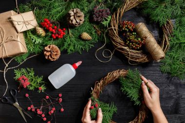 Noel dekor kendi elleriyle üreticisi. Tatil için Noel çelenk. Yeni yıl kutlama. Üstten Görünüm