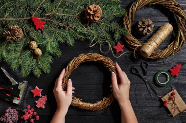 Noel dekor kendi elleriyle üreticisi. Tatil için Noel çelenk. Yeni yıl kutlama. Üstten Görünüm