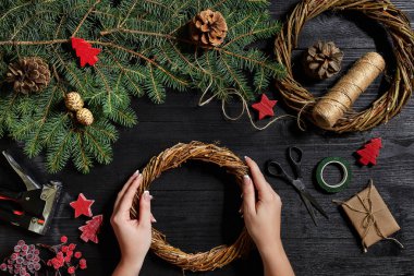 Noel dekor kendi elleriyle üreticisi. Tatil için Noel çelenk. Yeni yıl kutlama. Üstten Görünüm