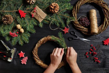 Noel dekor kendi elleriyle üreticisi. Tatil için Noel çelenk. Yeni yıl kutlama. Üstten Görünüm