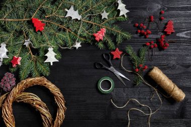 Noel dekor kendi elleriyle üreticisi. Tatil için Noel çelenk. Yeni yıl kutlama. Üstten Görünüm