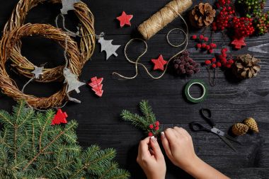 Noel dekor kendi elleriyle üreticisi. Tatil için Noel çelenk. Yeni yıl kutlama. Üstten Görünüm