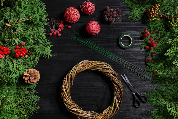 Fabricante de decoração de Natal com suas próprias mãos. Grinalda de Natal para o feriado. A celebração do ano novo. Vista superior — Fotografia de Stock