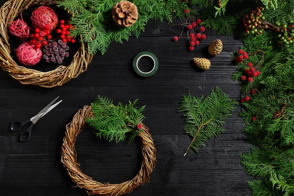 Fabricante de decoração de Natal com suas próprias mãos. Grinalda de Natal para o feriado. A celebração do ano novo. Vista superior — Fotografia de Stock