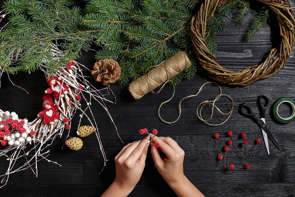 Fabricant de décoration de Noël avec leurs propres mains. Couronne de Noël pour les vacances. La célébration de la nouvelle année. Vue du dessus — Photo